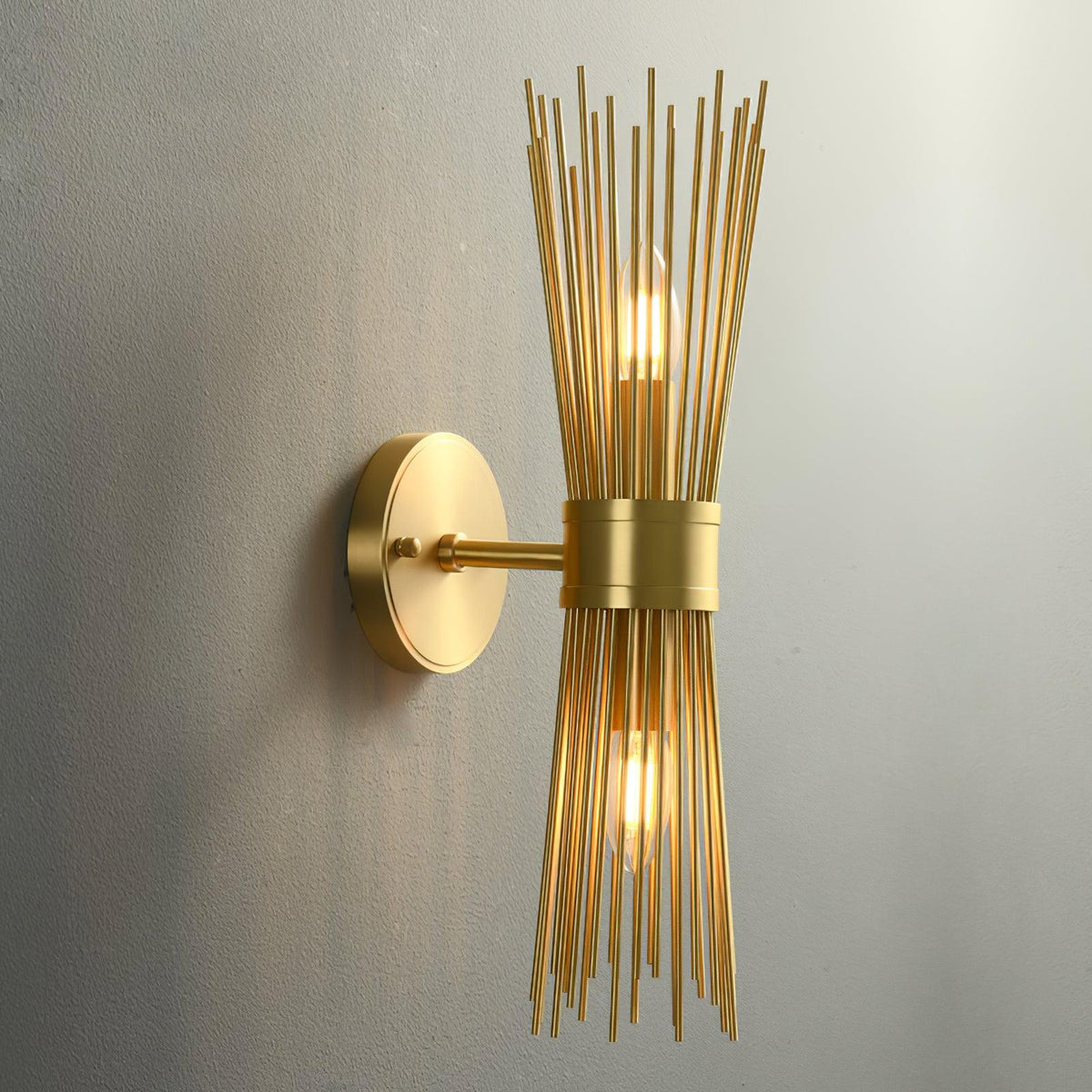 Aplique de parede Thresher pós-moderno de luxo em latão com candelabro