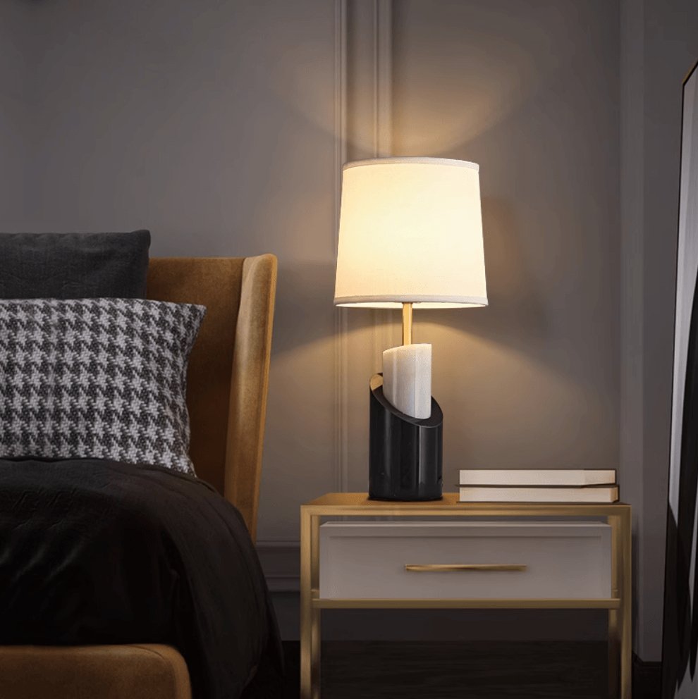 Candeeiro de mesa contemporâneo Crest em latão