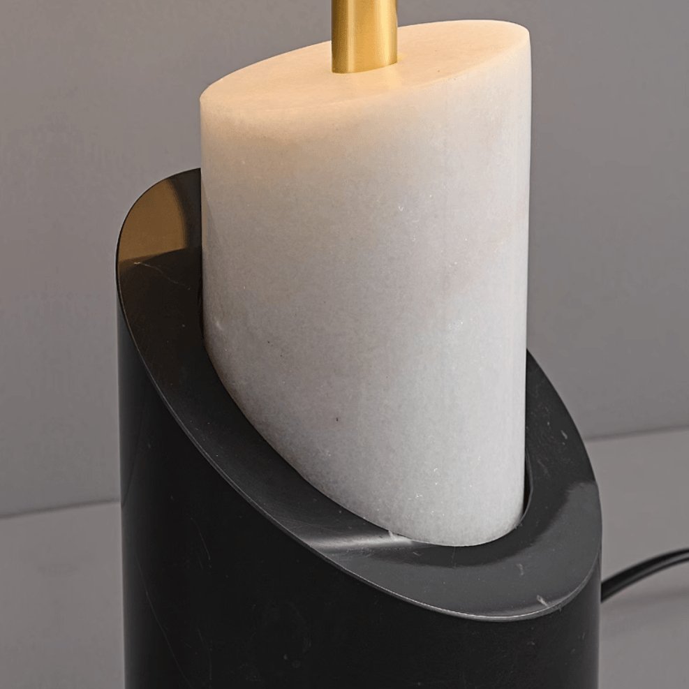 Candeeiro de mesa contemporâneo Crest em latão