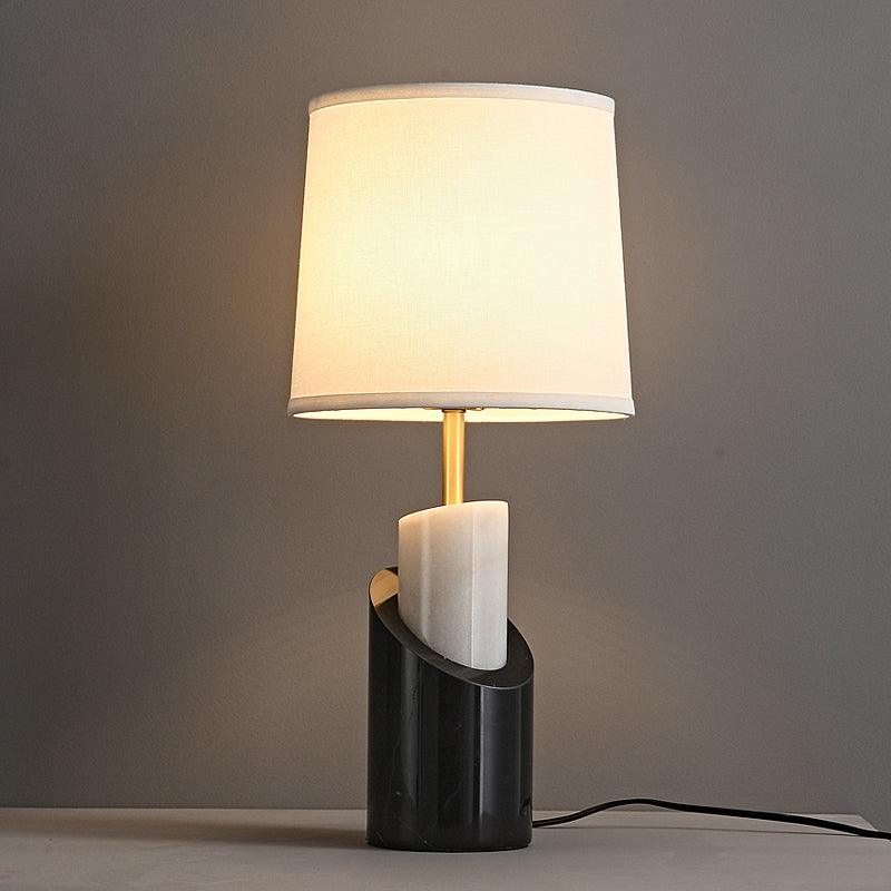 Candeeiro de mesa contemporâneo Crest em latão