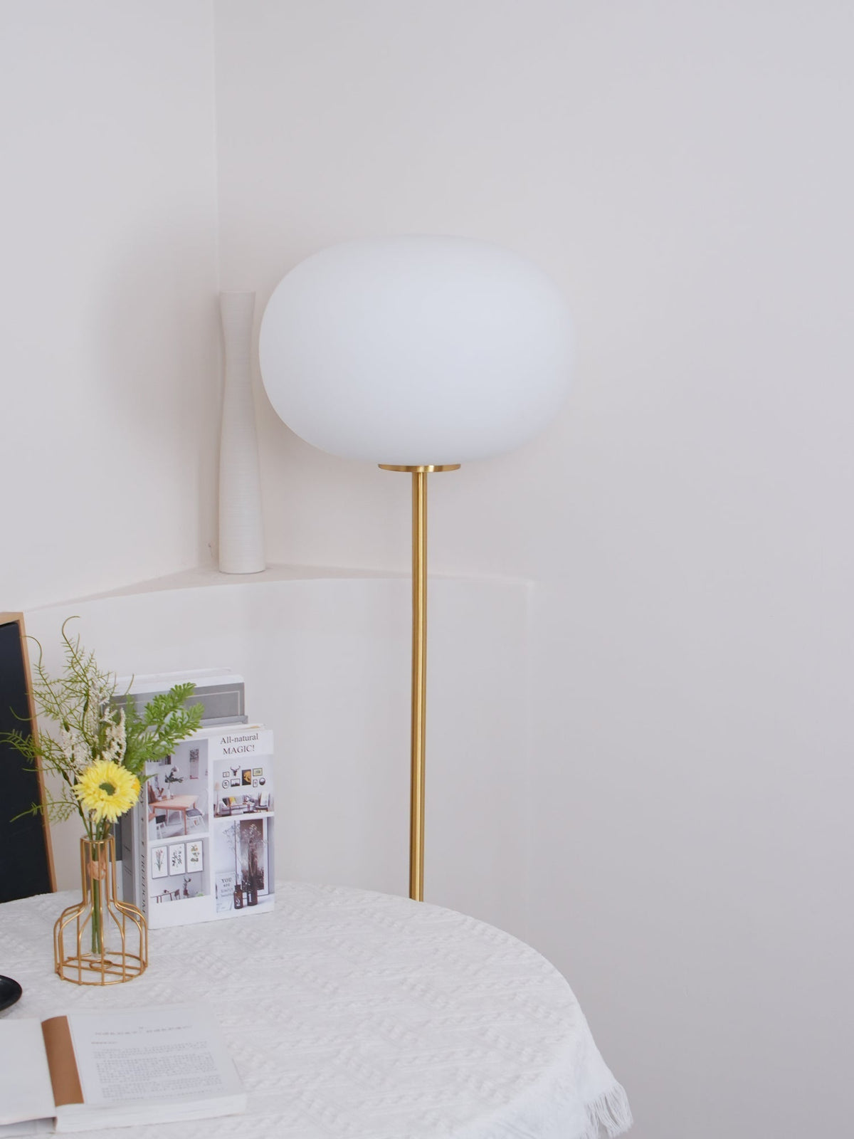 Iloryra golvlampa med pelarfot i travertin