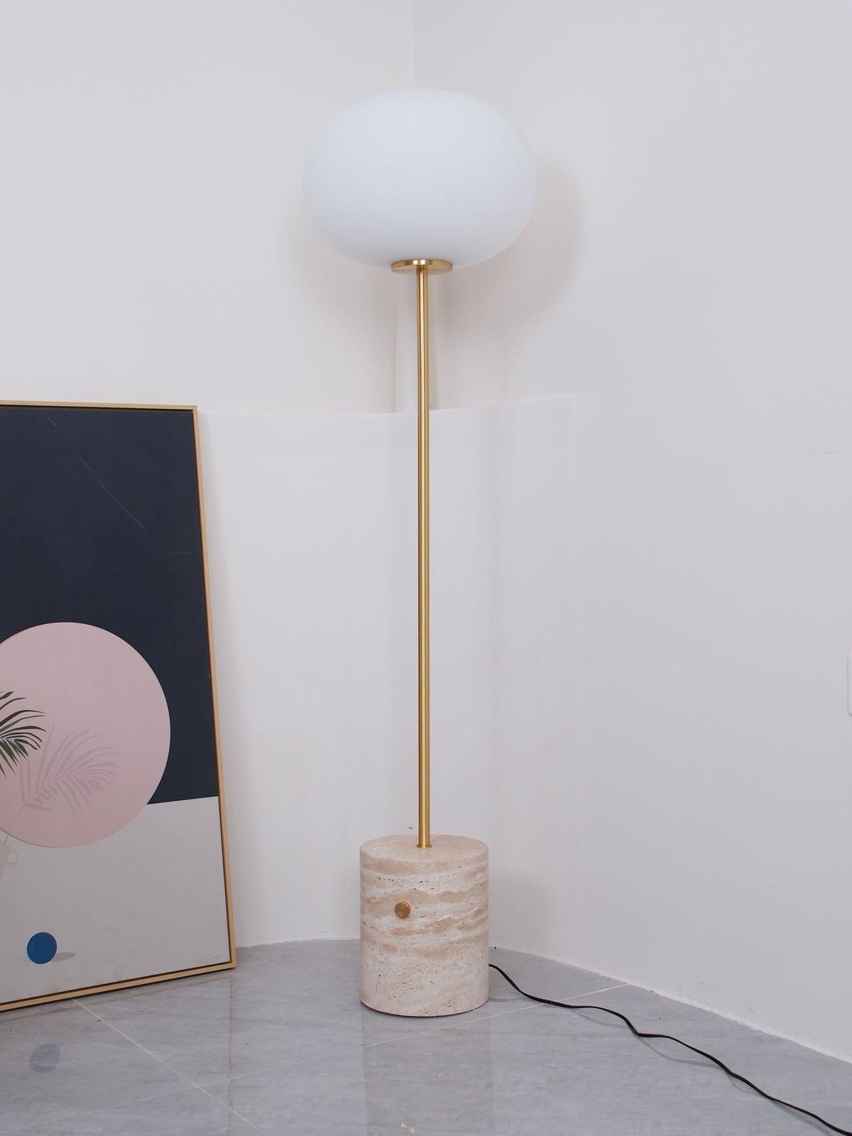 Iloryra golvlampa med pelarfot i travertin