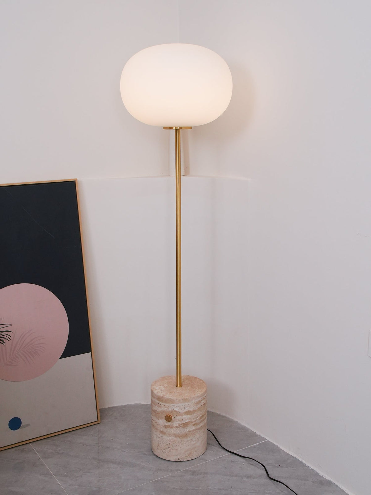 Iloryra golvlampa med pelarfot i travertin