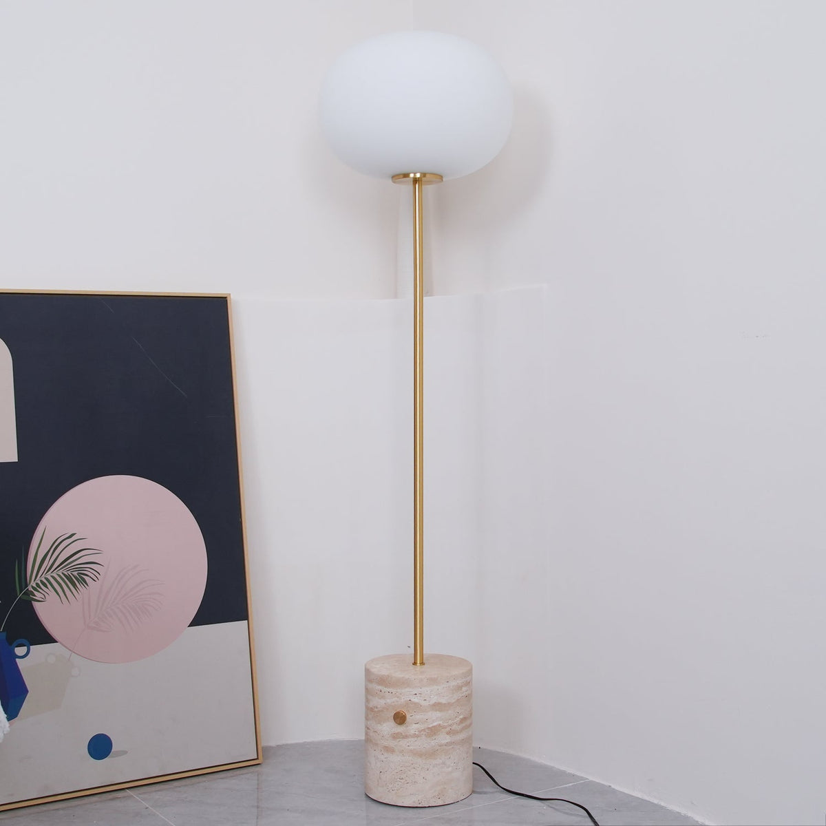 Iloryra golvlampa med pelarfot i travertin