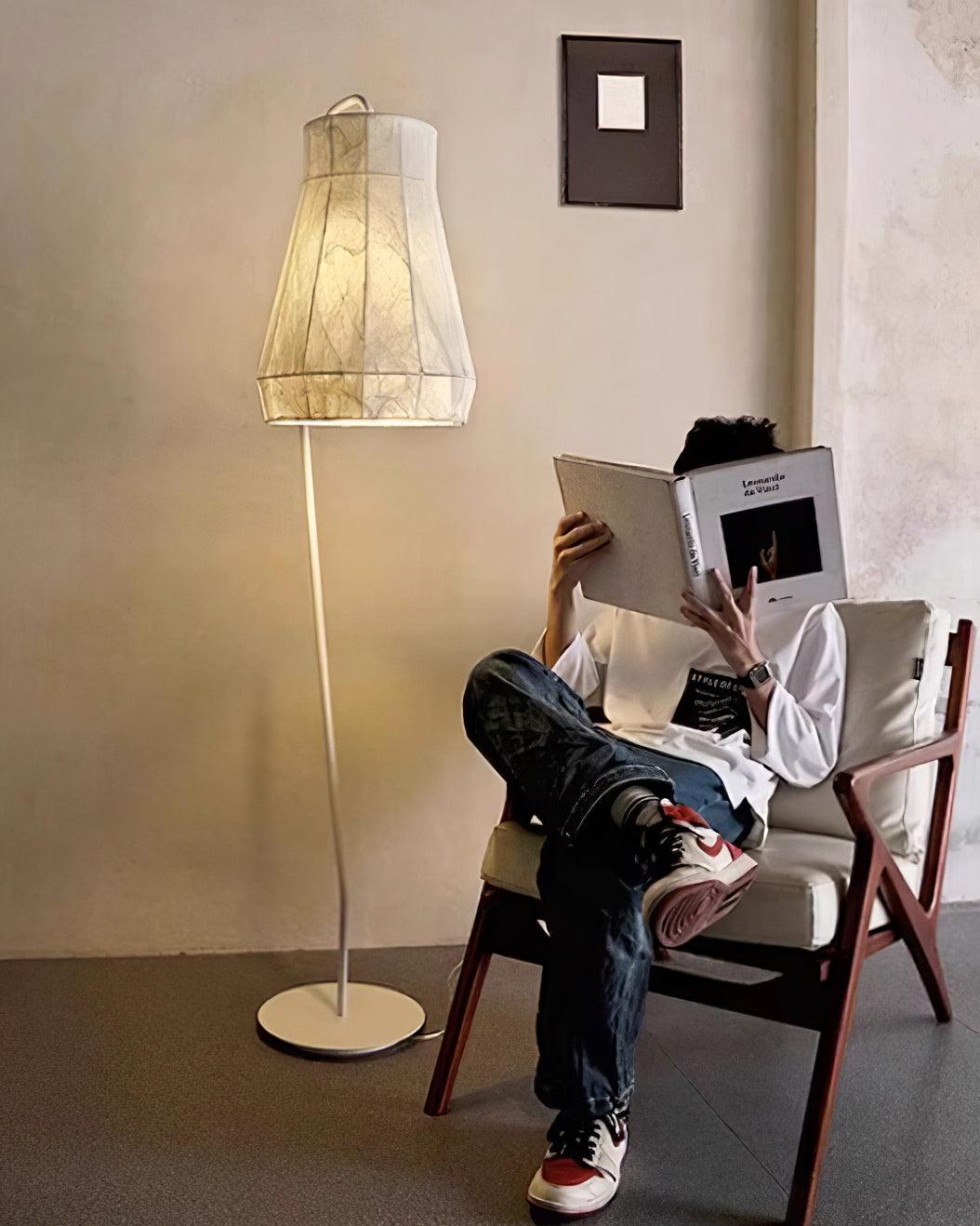 Minimalistisk golvlampa i tyg från Otheir