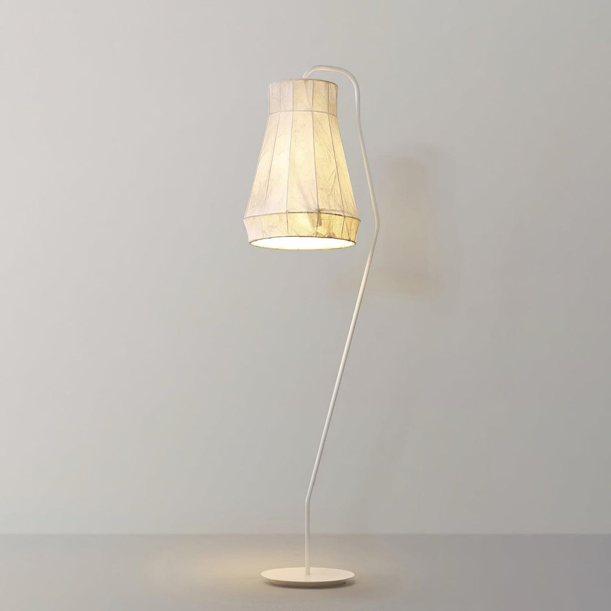 Minimalistisk golvlampa i tyg från Otheir