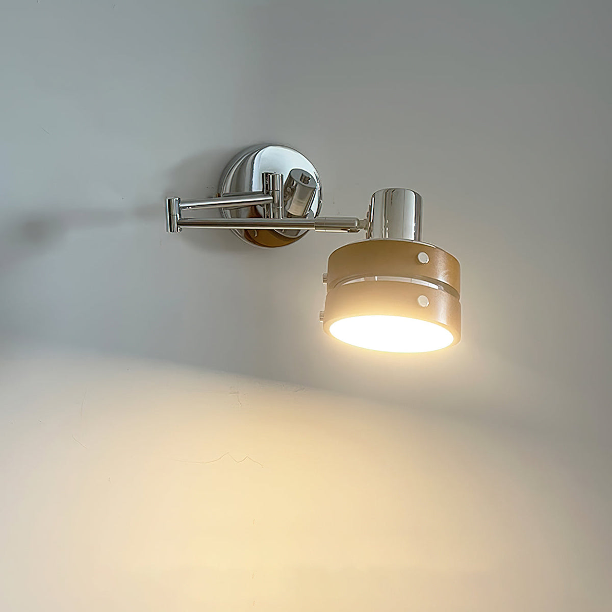 Karryn säädettävä puinen mid-century-seinävalaisin