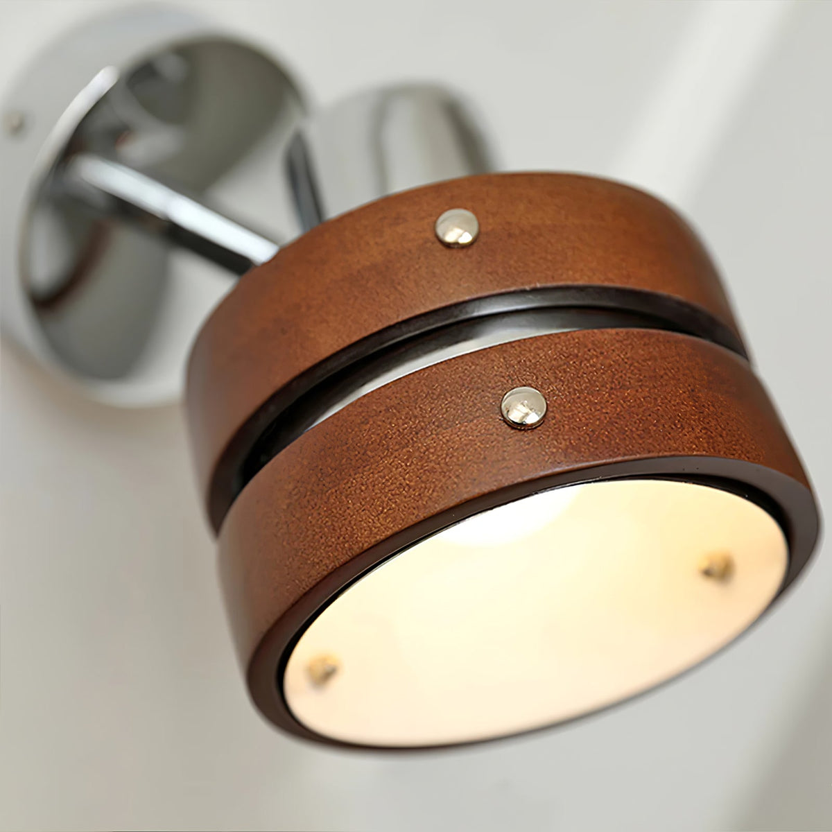Avenor førsteklasses nordisk kunstvæglampe i valnød