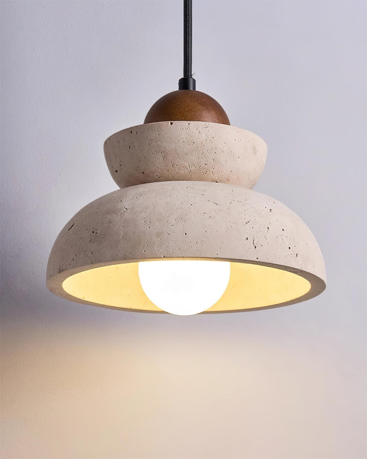Pendel med travertinskærm og træ, moderne nordisk stil, beige og valnød