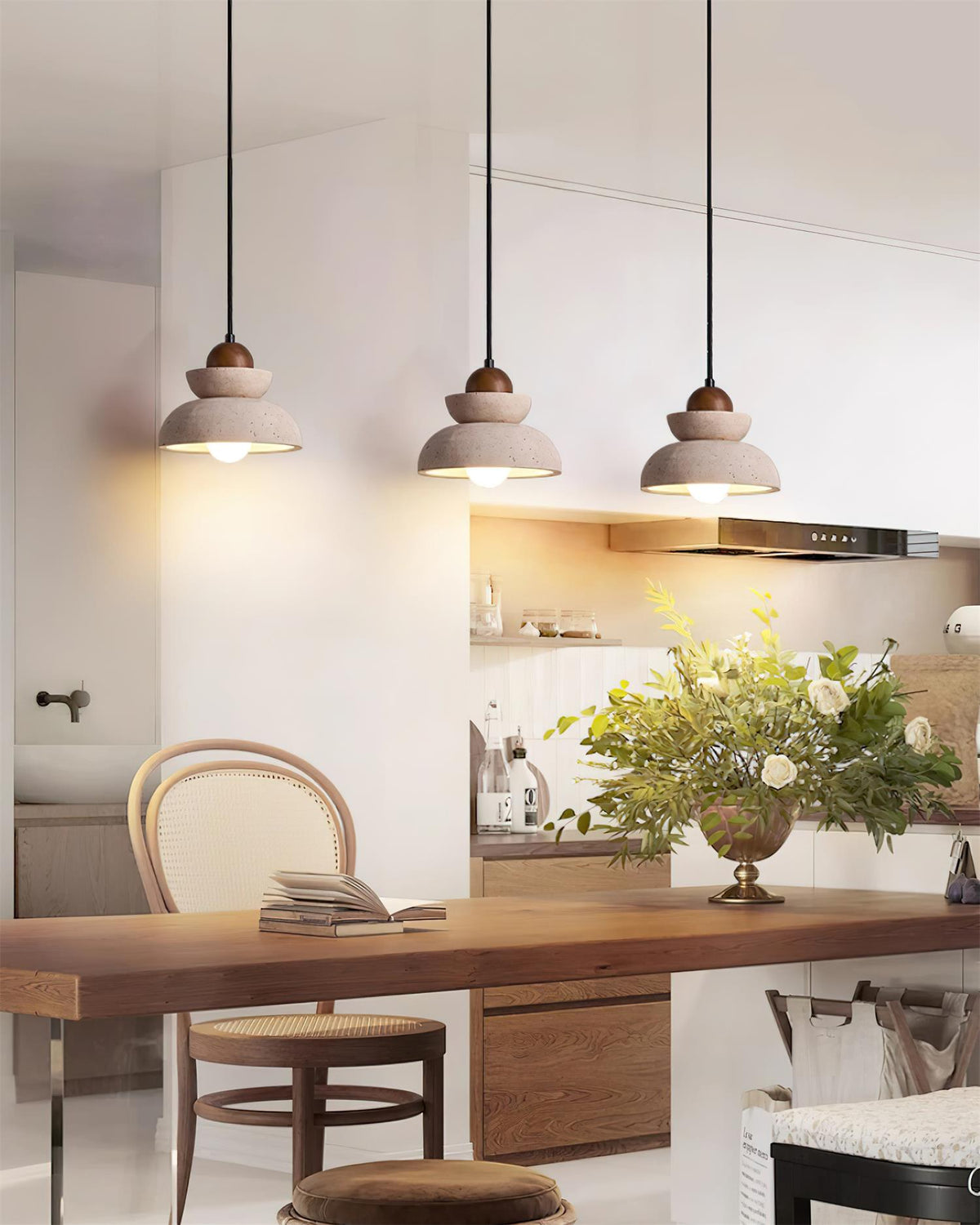 Pendel med travertinskærm og træ, moderne nordisk stil, beige og valnød