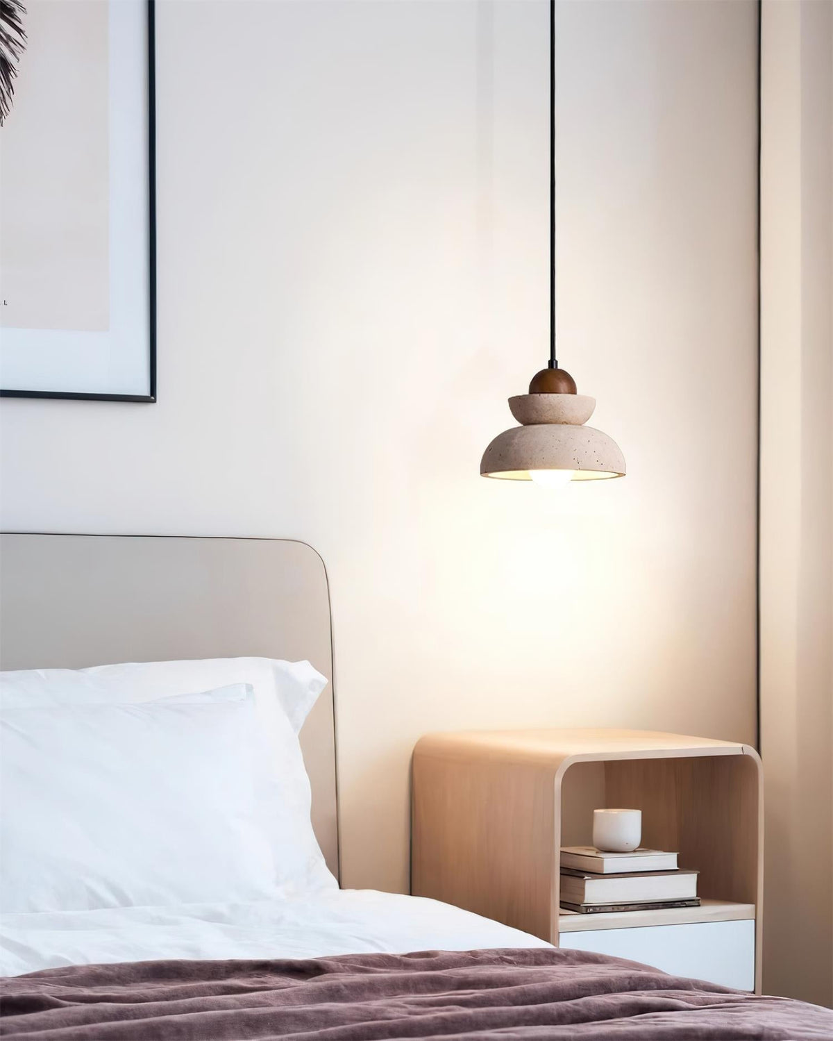 Pendel med travertinskærm og træ, moderne nordisk stil, beige og valnød