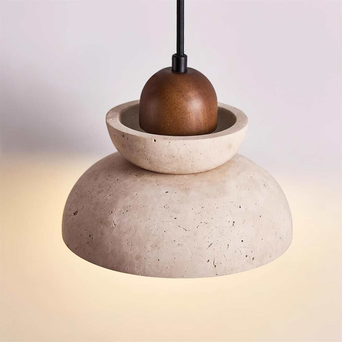Pendel med travertinskærm og træ, moderne nordisk stil, beige og valnød
