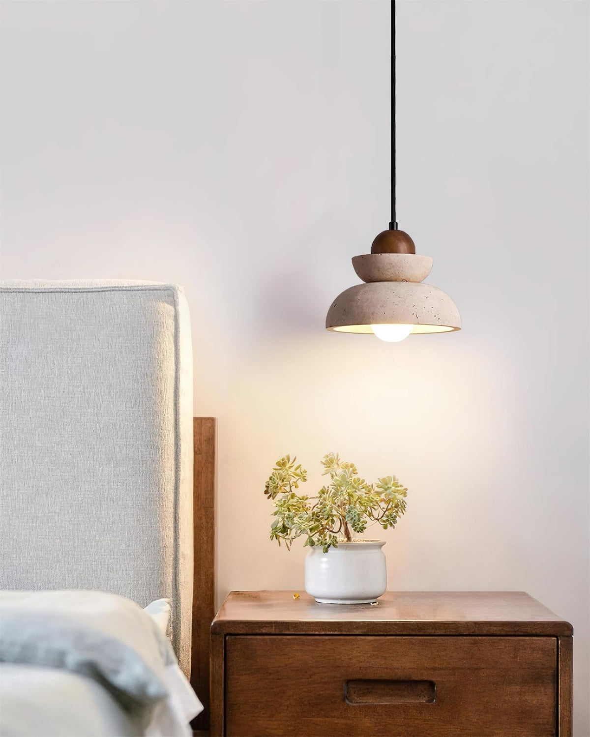 Pendel med travertinskærm og træ, moderne nordisk stil, beige og valnød
