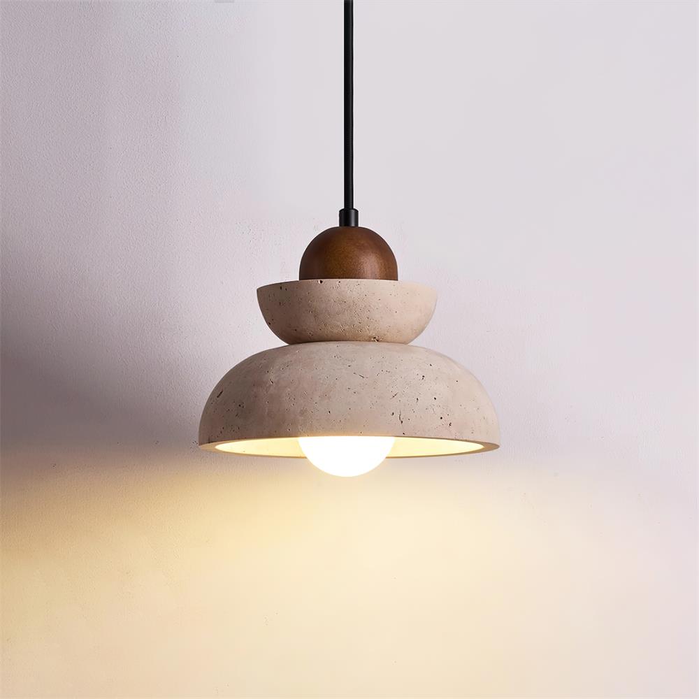 Pendel med travertinskærm og træ, moderne nordisk stil, beige og valnød