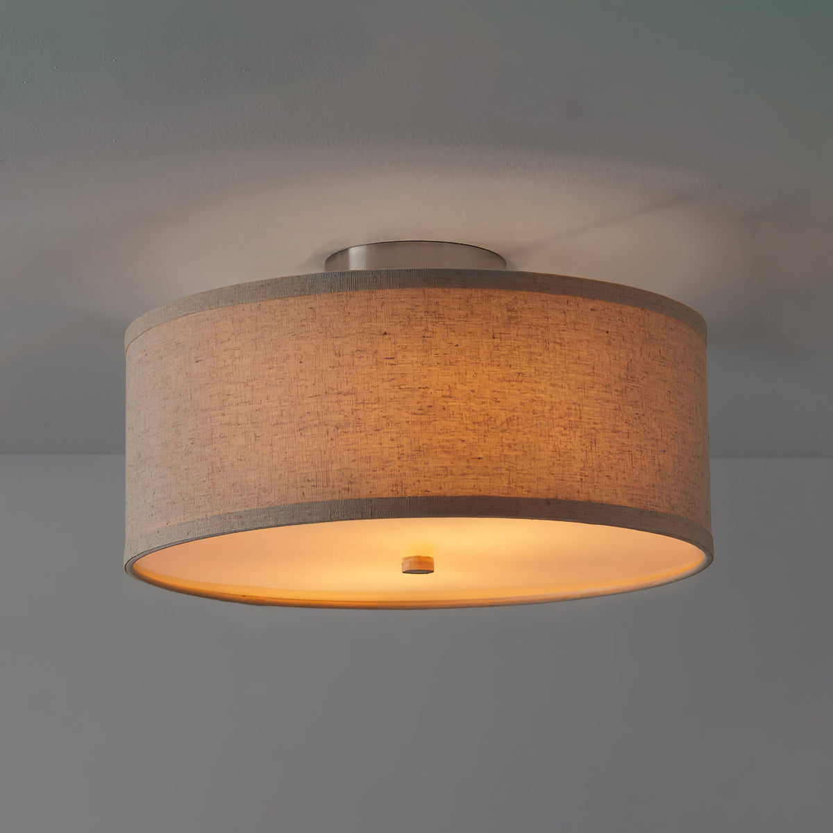Qilvo loftlampe med linnedskærm, enkel og elegant