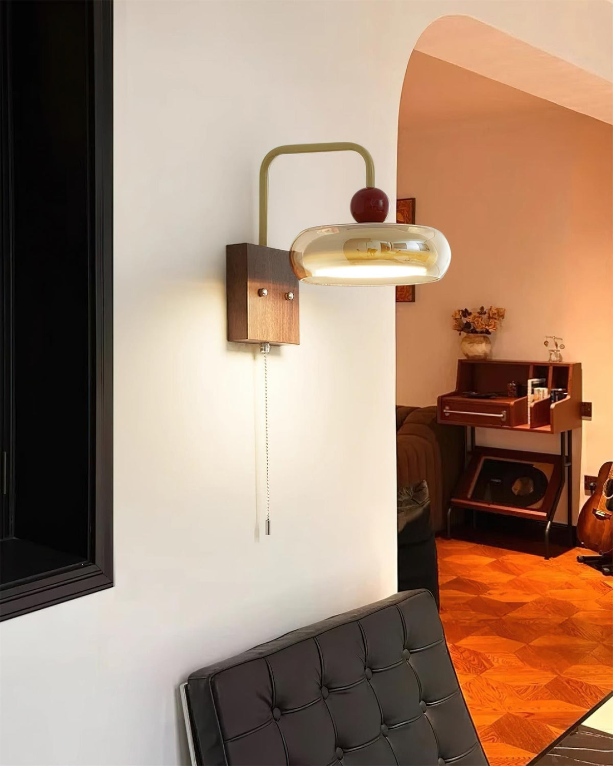 Lumiva vegglampi í retro-stíl úr gleri og viði með togkeðju