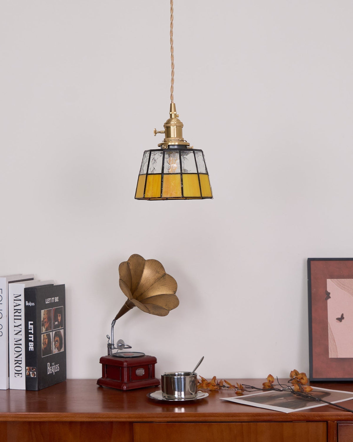 Taklampa med målat glasskärm, vintage mönster, mässing och retrostil