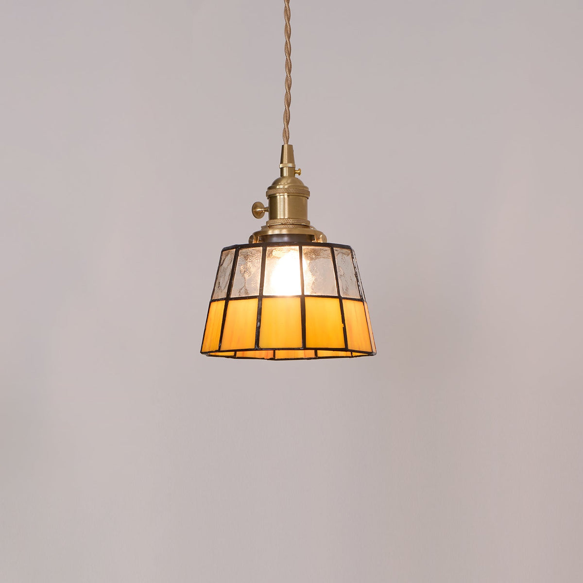 Taklampa med målat glasskärm, vintage mönster, mässing och retrostil