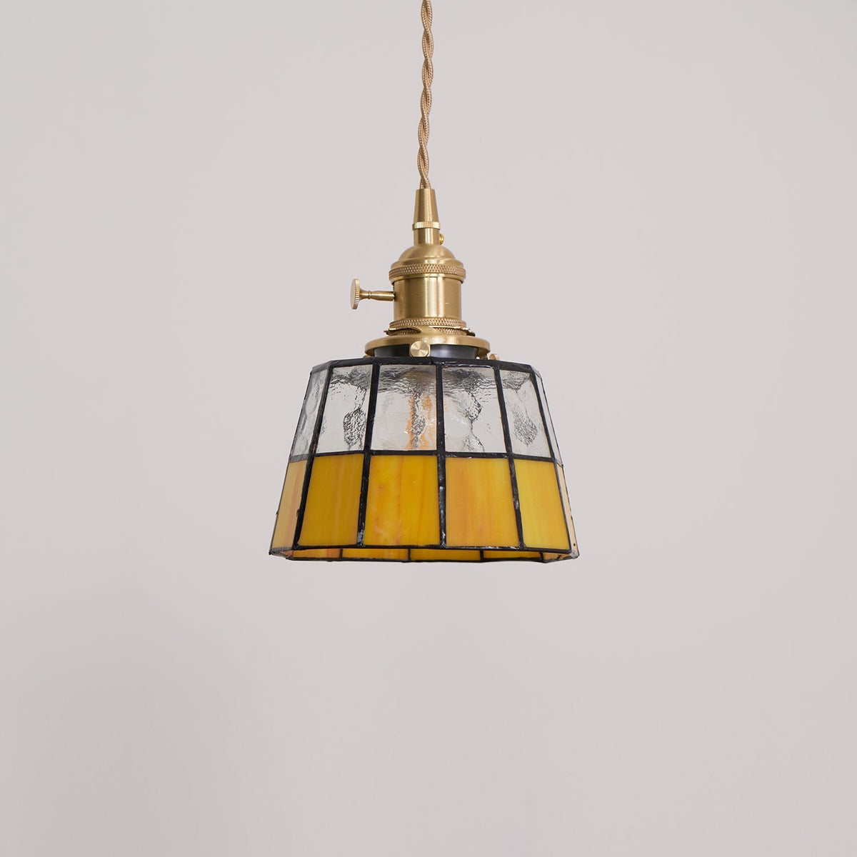 Taklampa med målat glasskärm, vintage mönster, mässing och retrostil