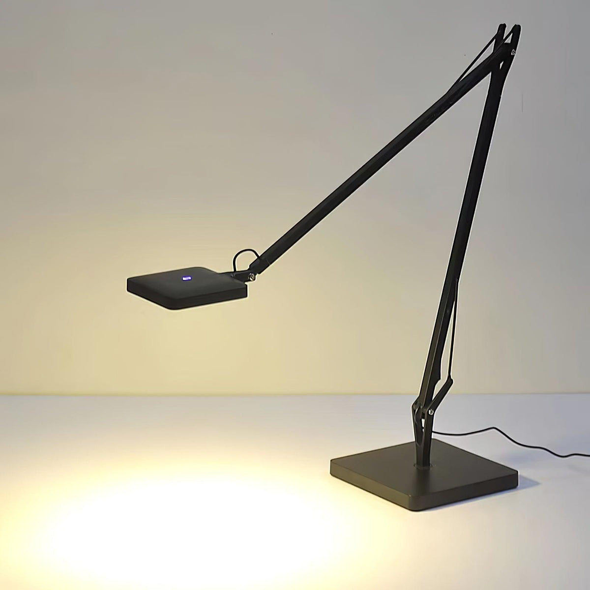 Tevenu industriell bordslampa i aluminium