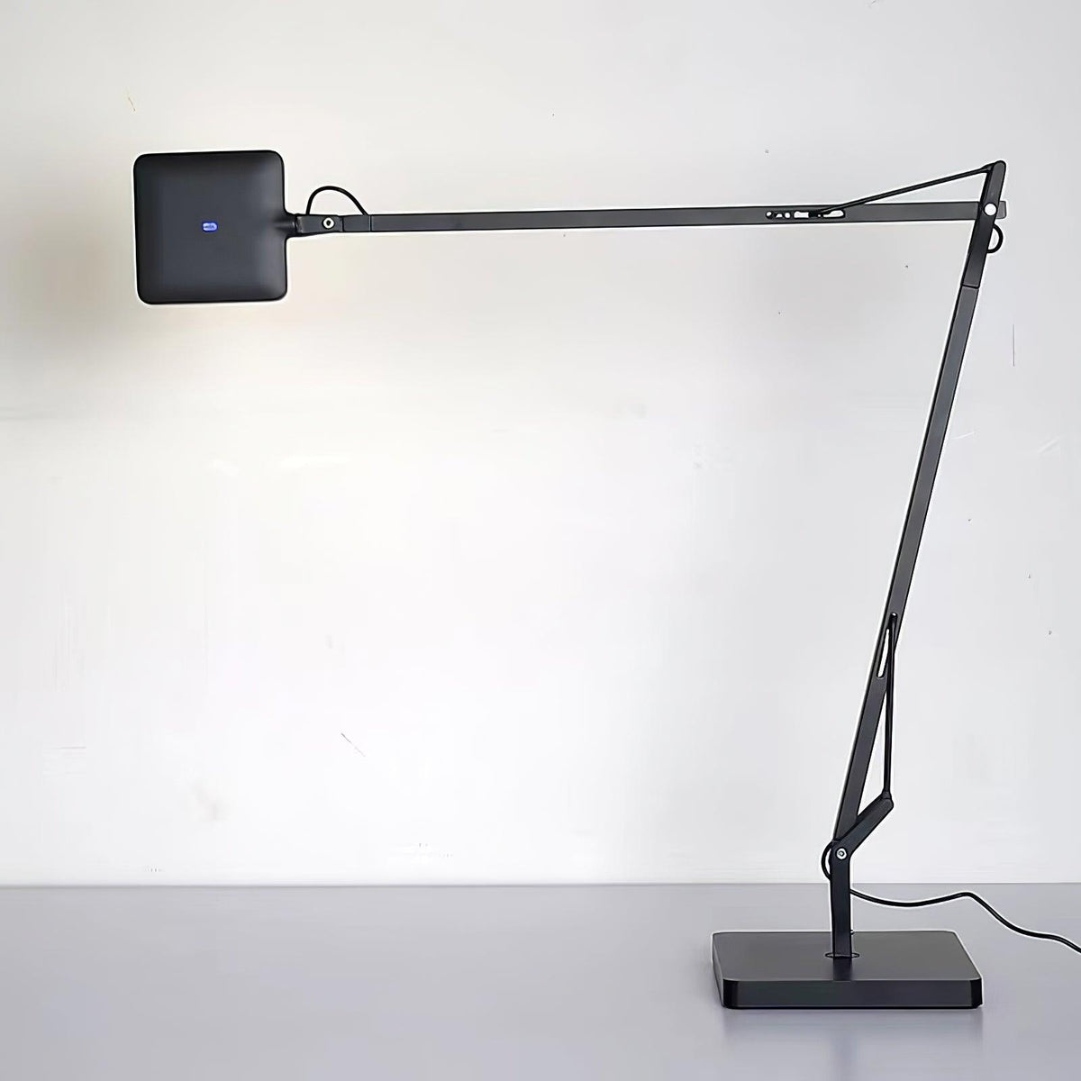 Tevenu industriell bordslampa i aluminium