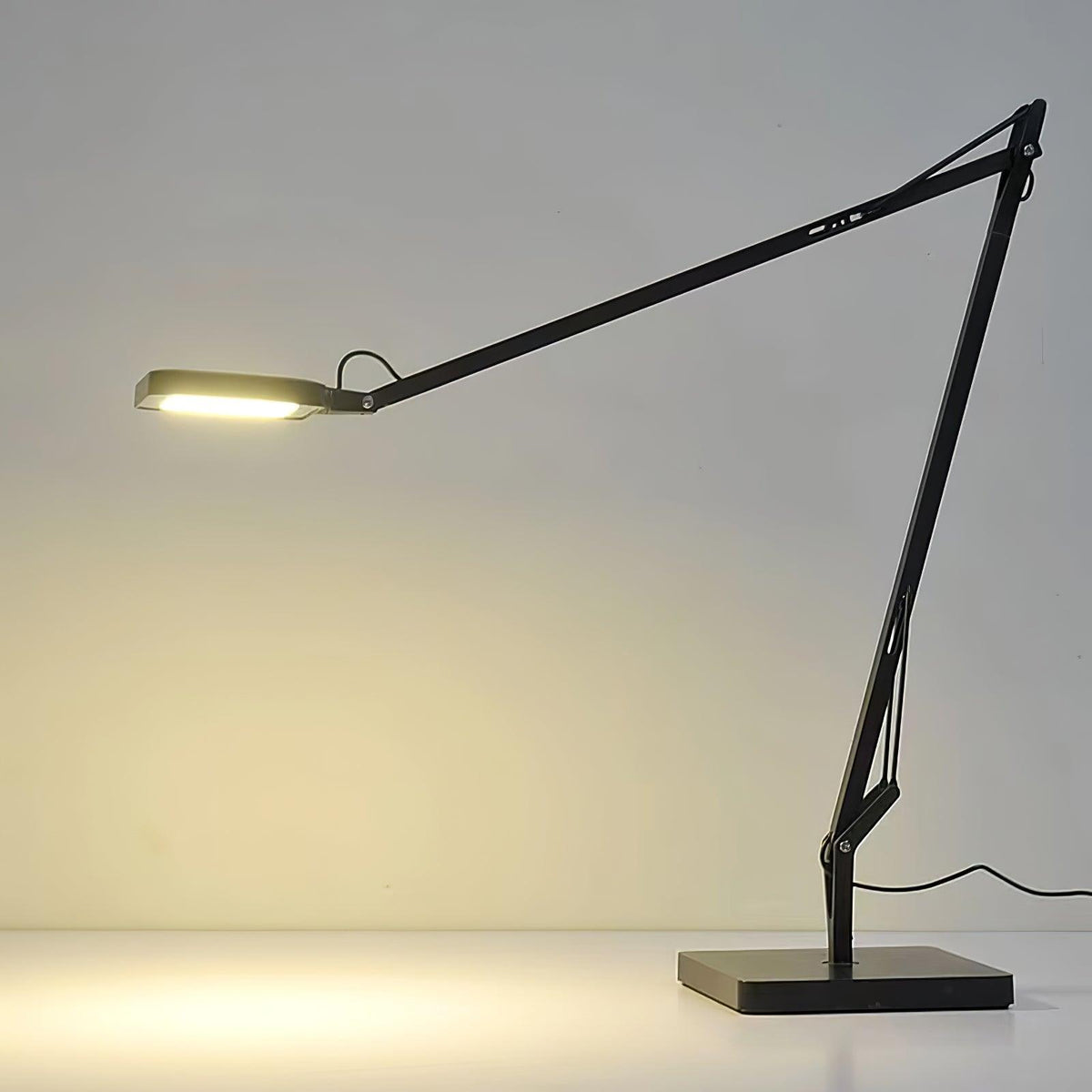 Tevenu industriell bordslampa i aluminium