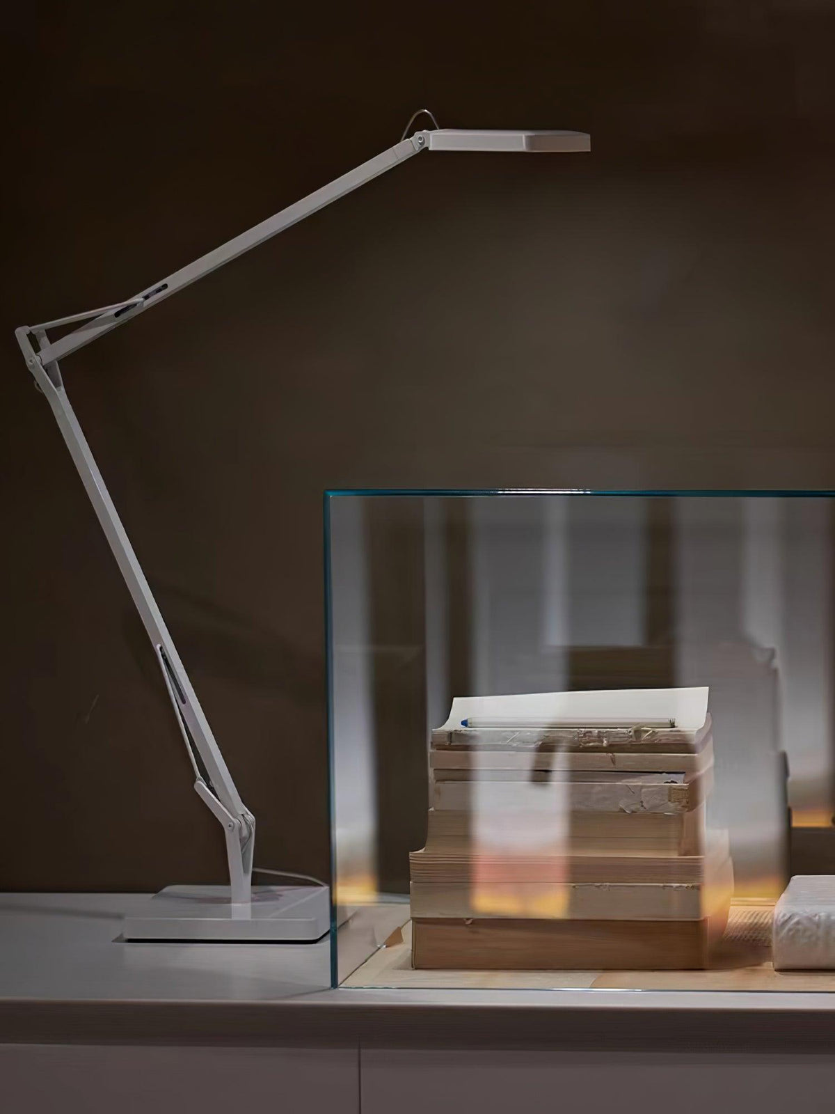 Tevenu industriell bordslampa i aluminium