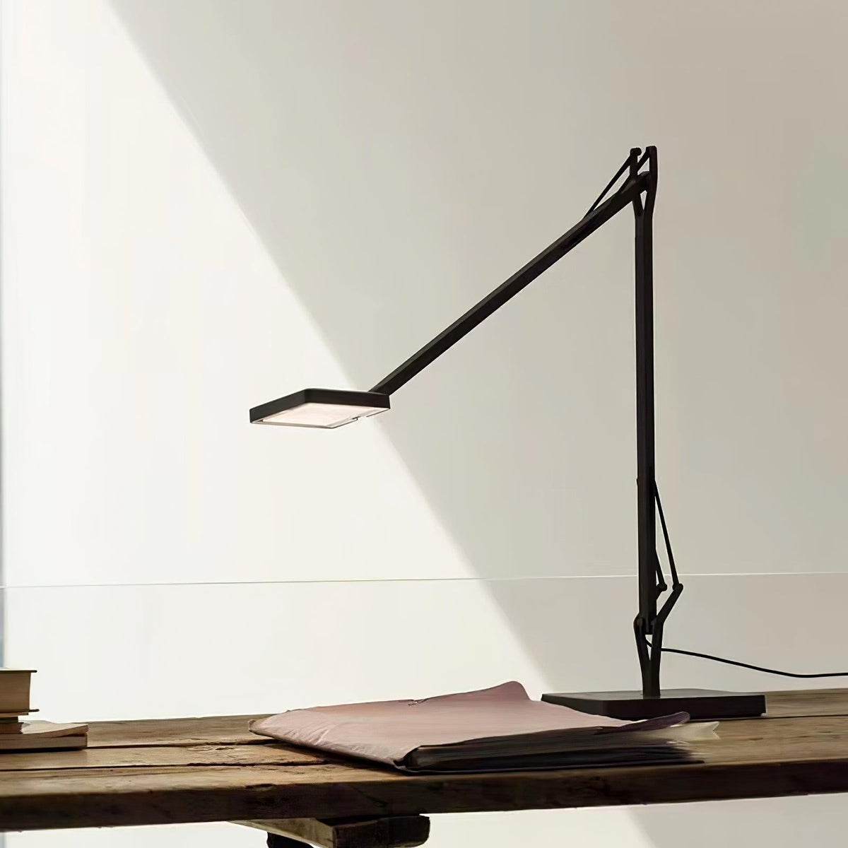 Tevenu industriell bordslampa i aluminium