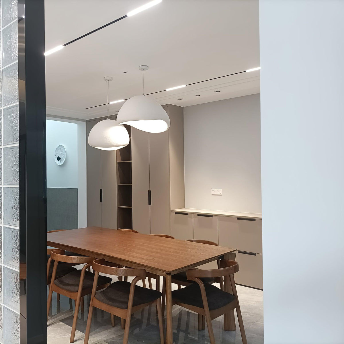Avenuielle-pilvimaineinen riippuvalaisin