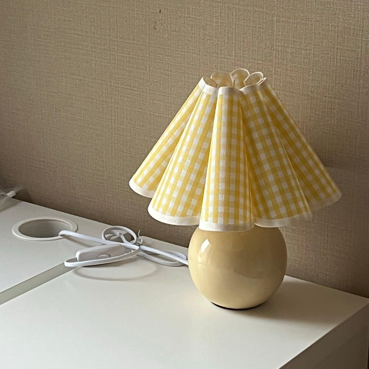 Nirixon lekfull bordslampa i tyg