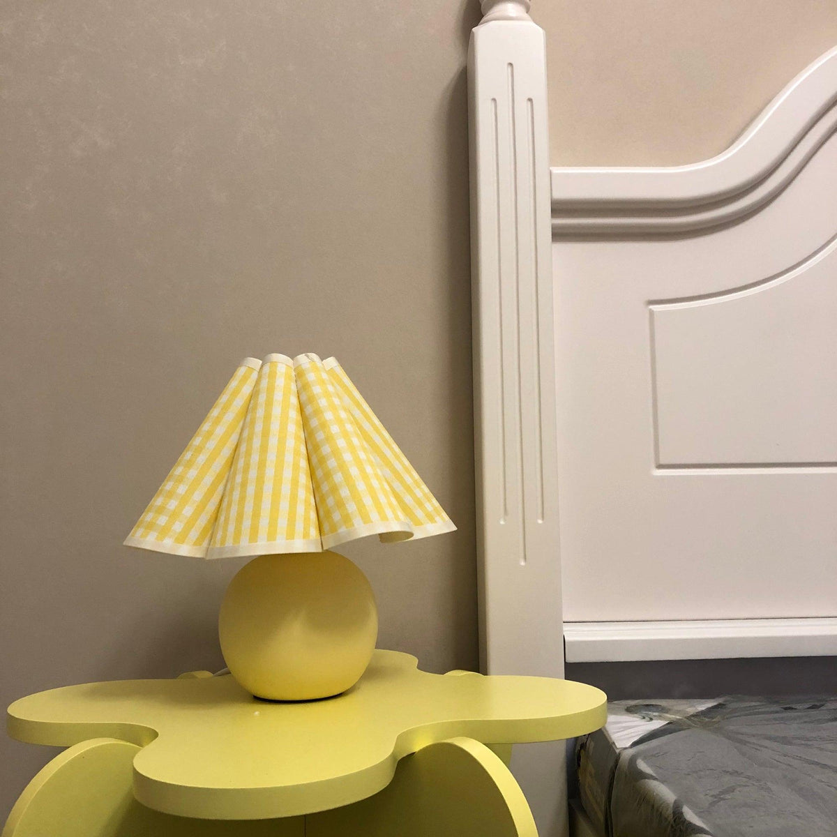 Nirixon lekfull bordslampa i tyg