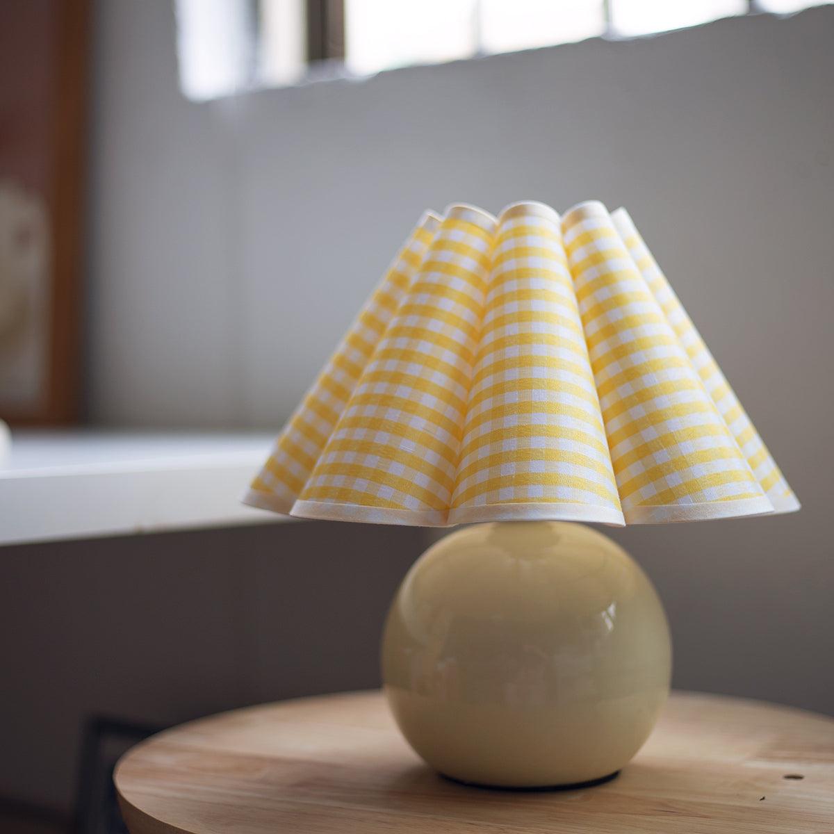 Nirixon lekfull bordslampa i tyg
