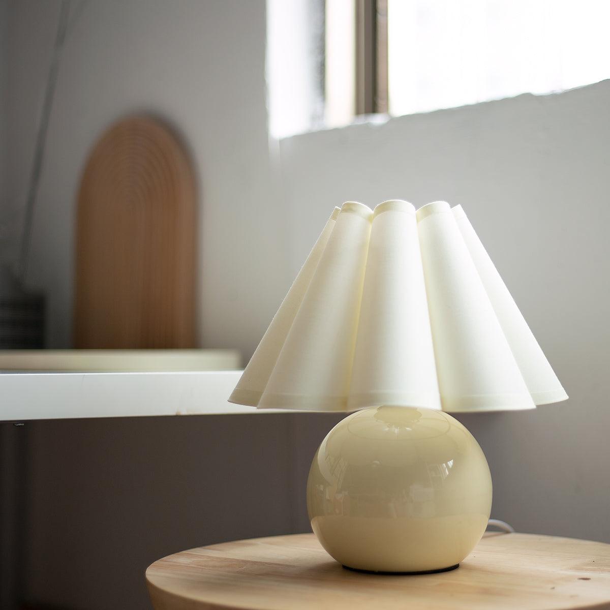 Nirixon lekfull bordslampa i tyg