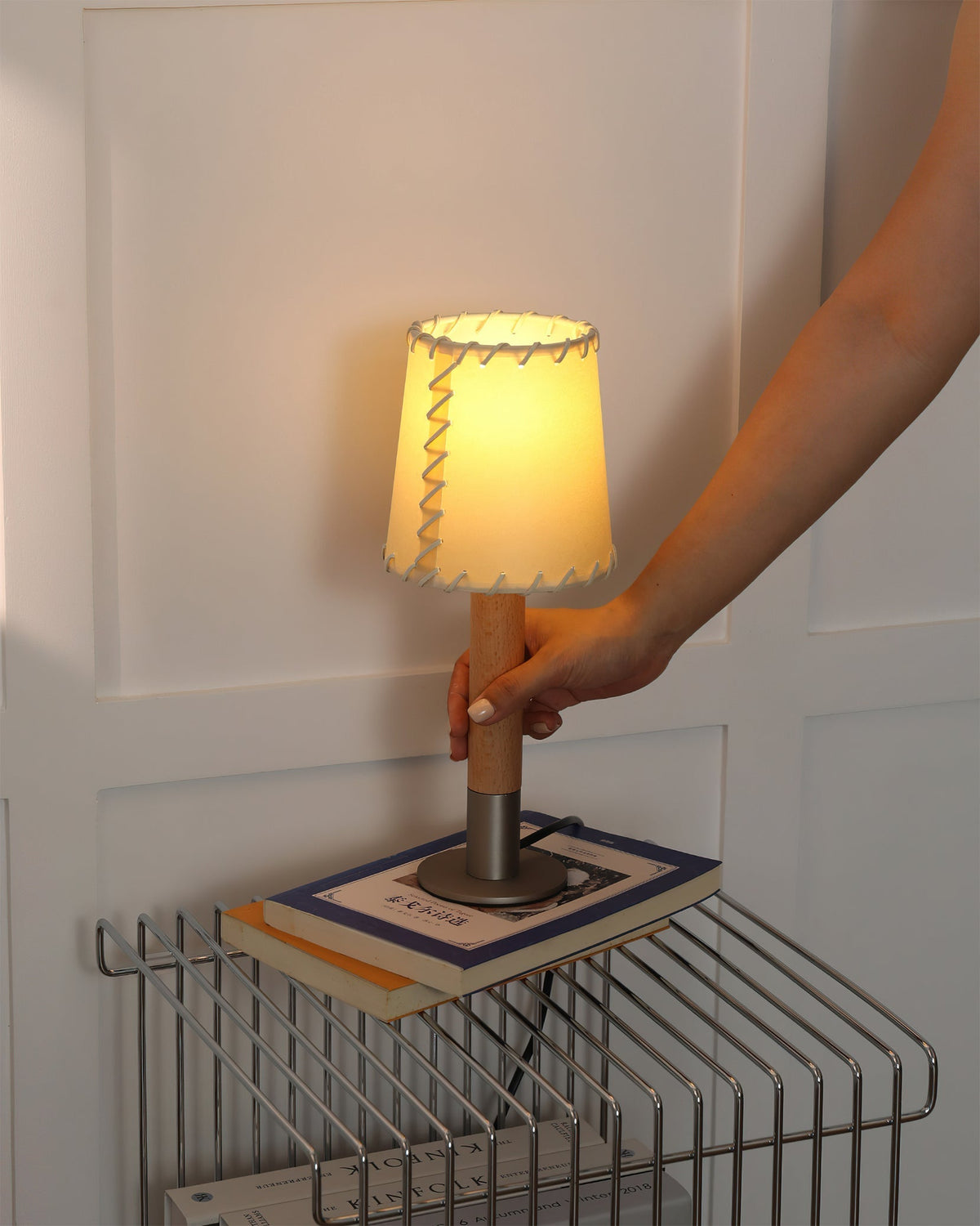 Lunve bordlampe med pergamentskærm