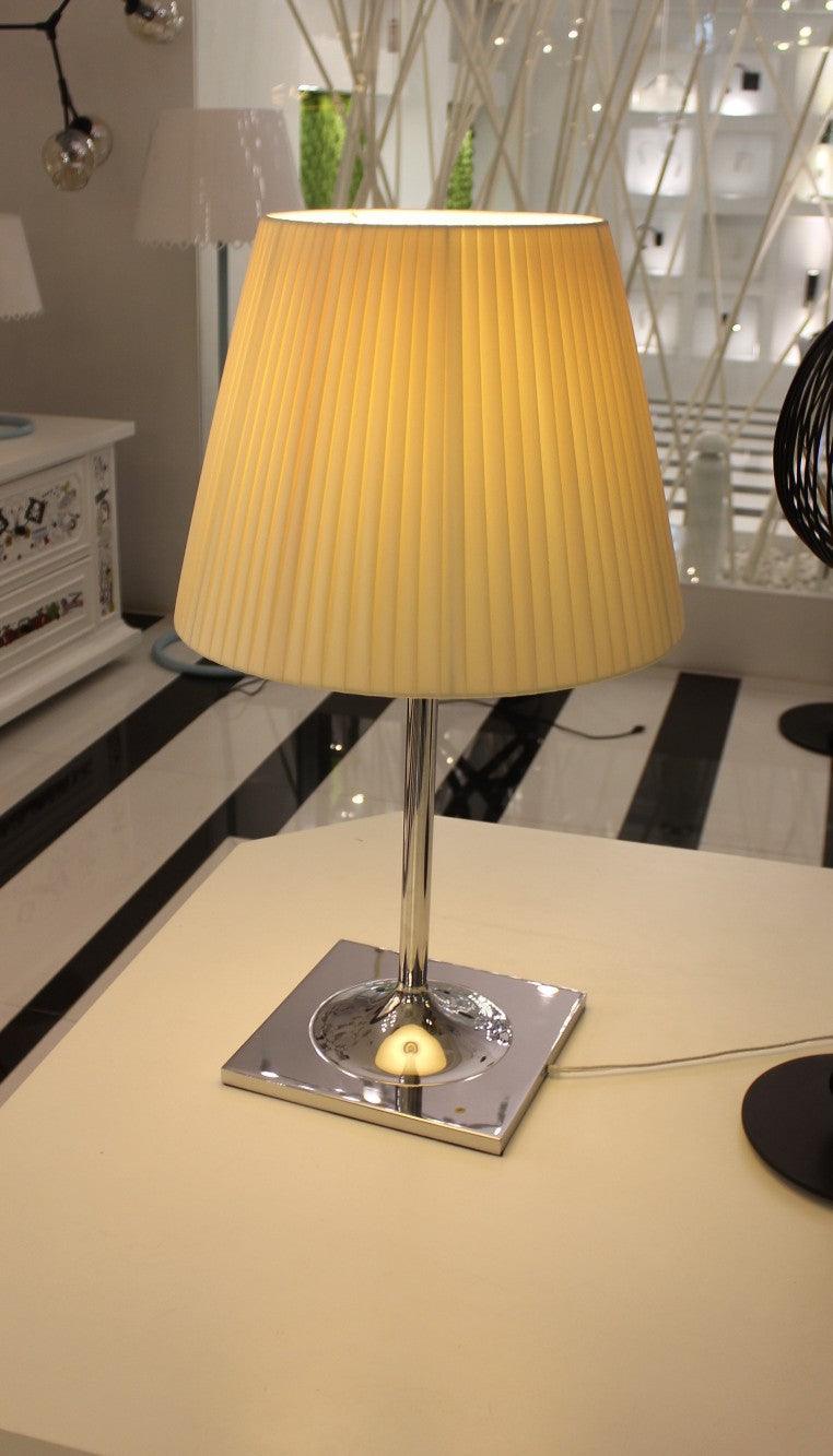 Bravon bordlampe i plast