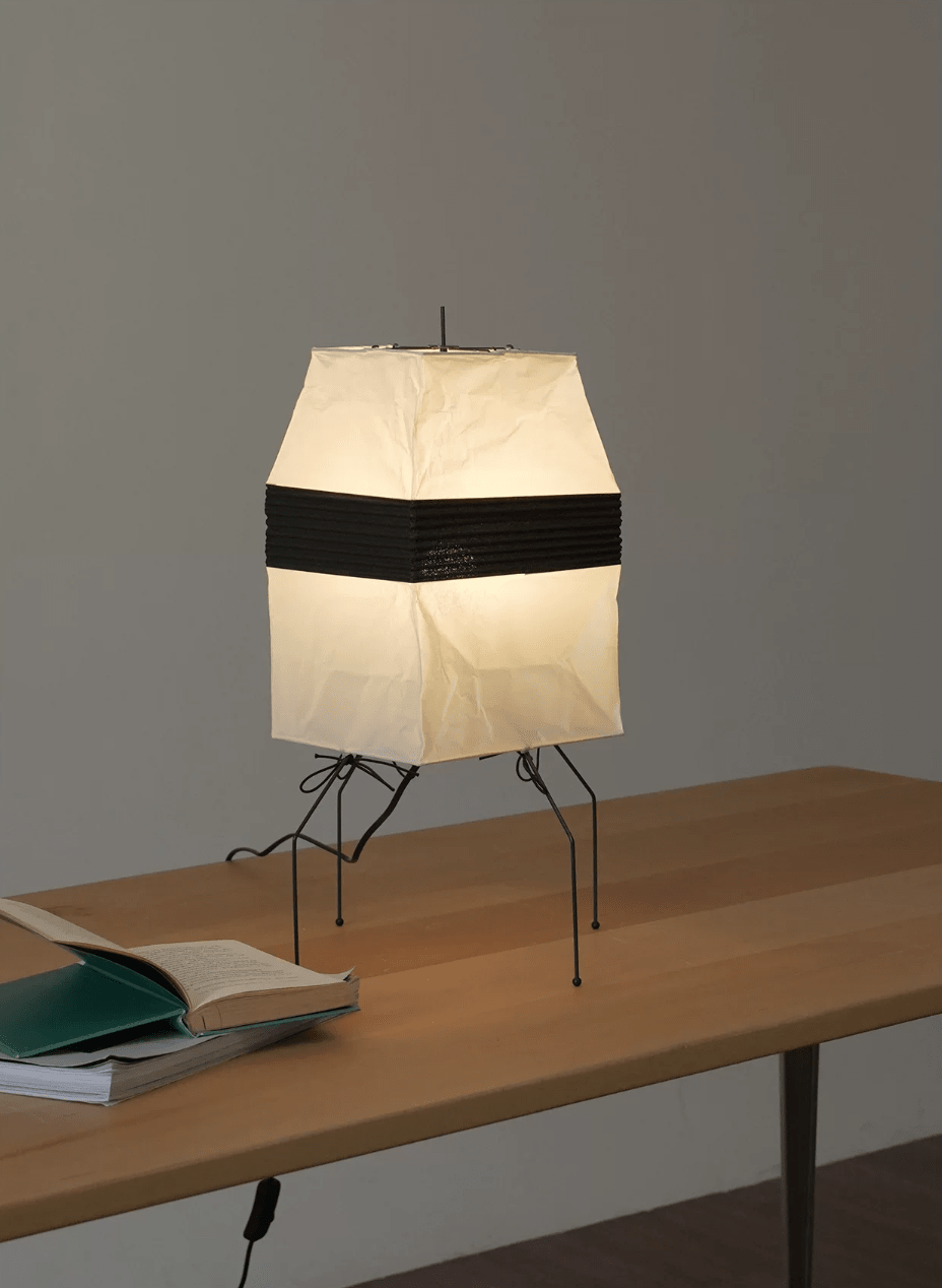 Candeeiro de mesa e de pé com cúpula de papel Piaiveria