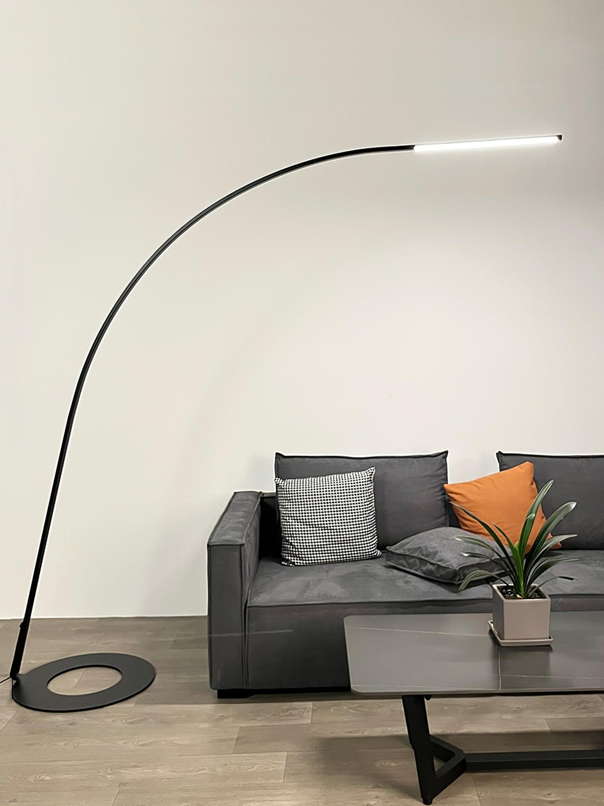 Aurmaril skulptural golvlampa
