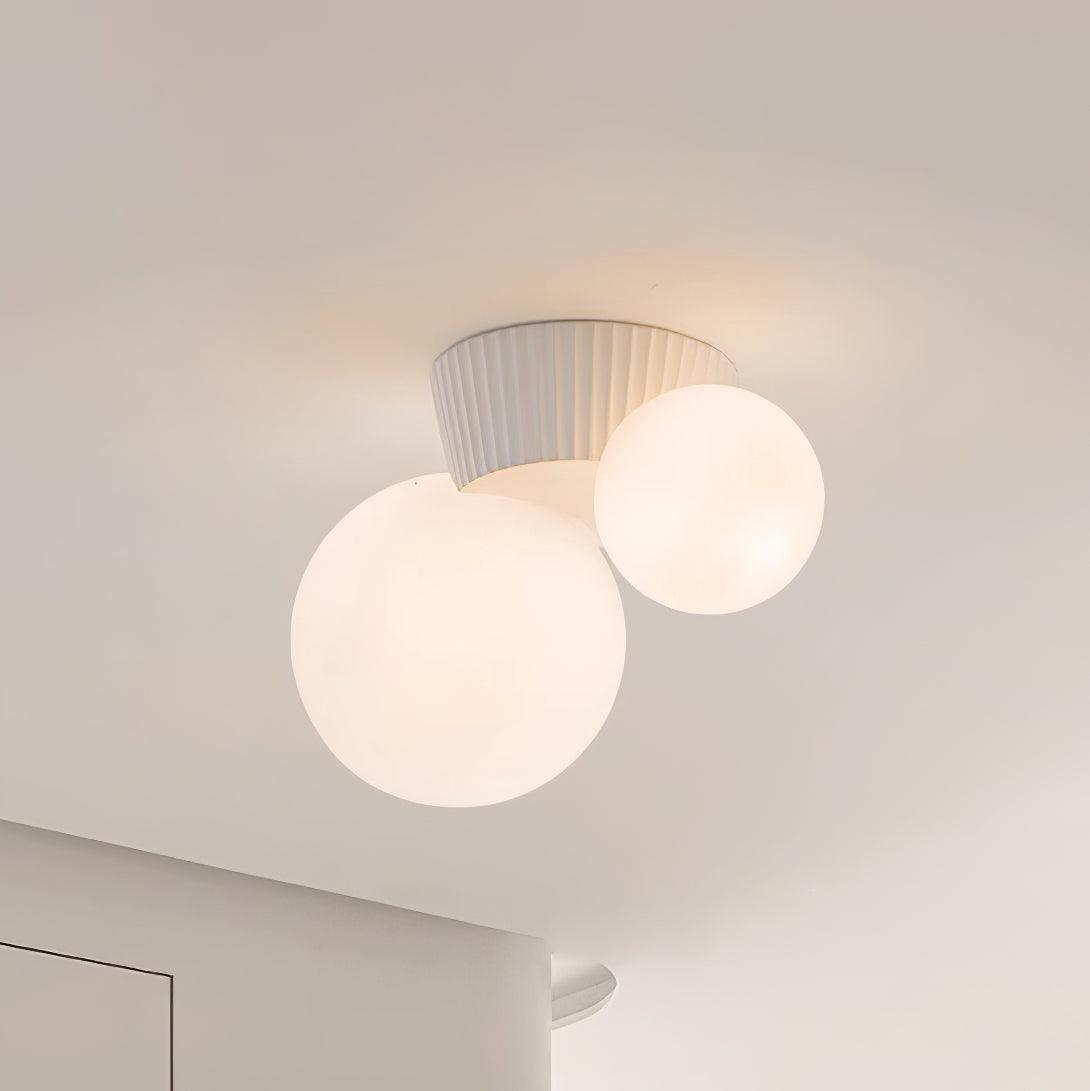 Tovae-kattovalaisin, leikkisä epäsymmetria ja kaksi himmeälasista palloa