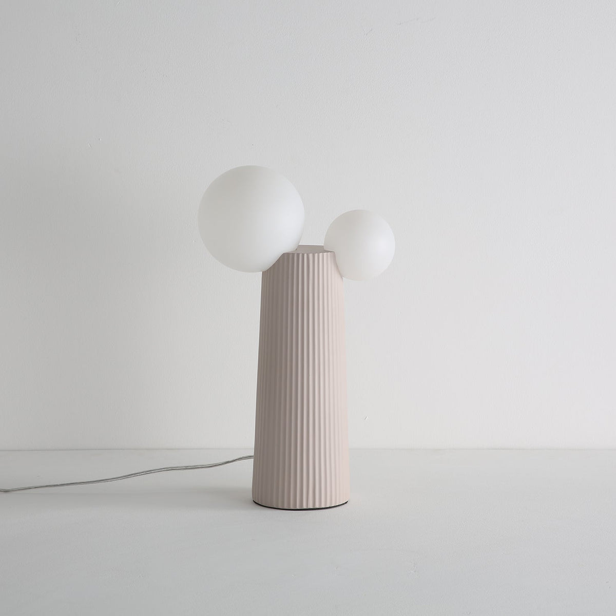 Zenithre lekfull bordslampa i harts och plast
