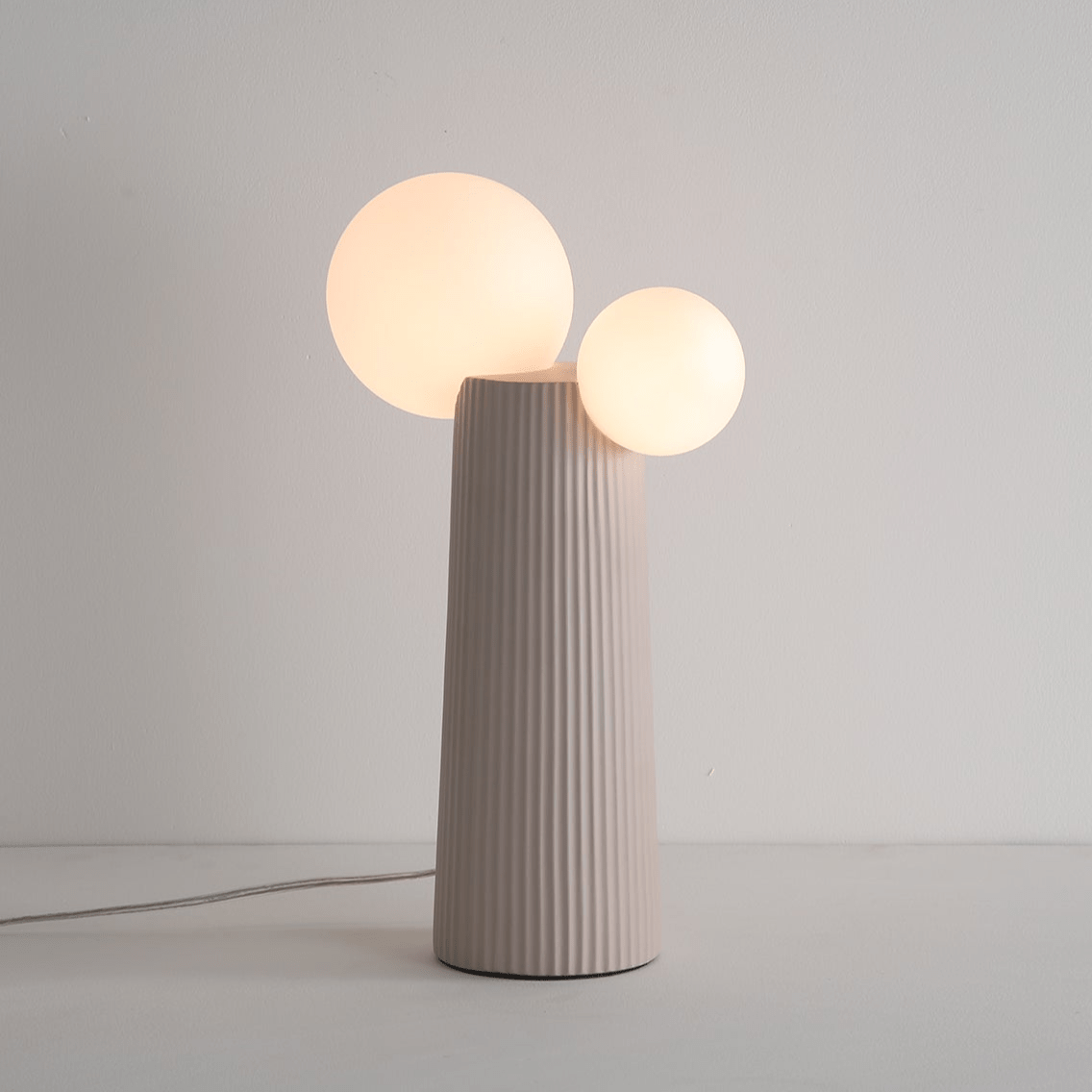 Zenithre lekfull bordslampa i harts och plast