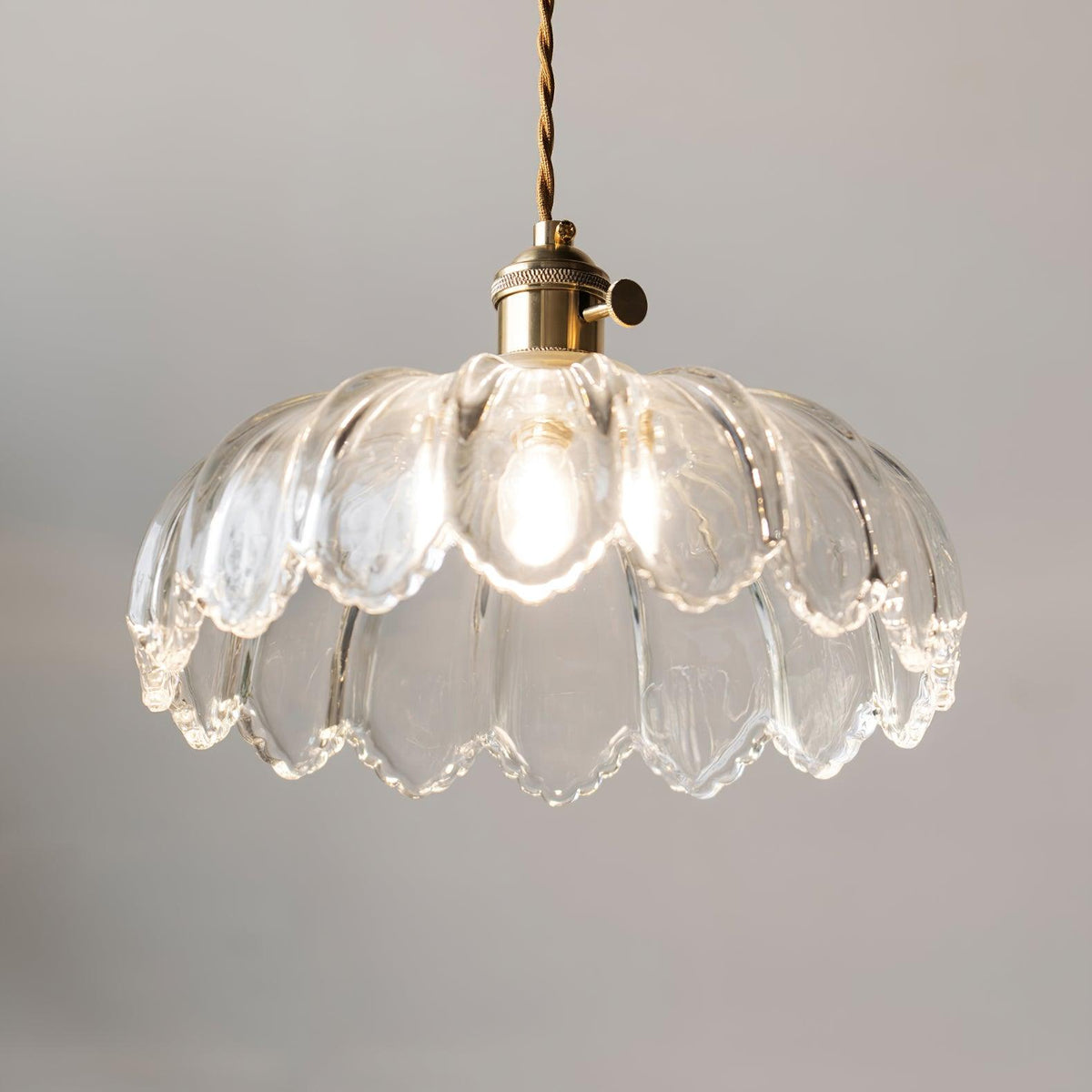 Limea pendellampe med grøn glasblomst