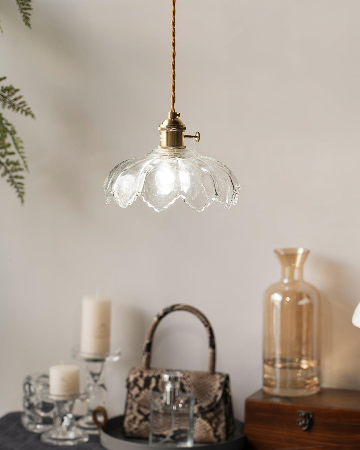 Limea pendellampe med grøn glasblomst