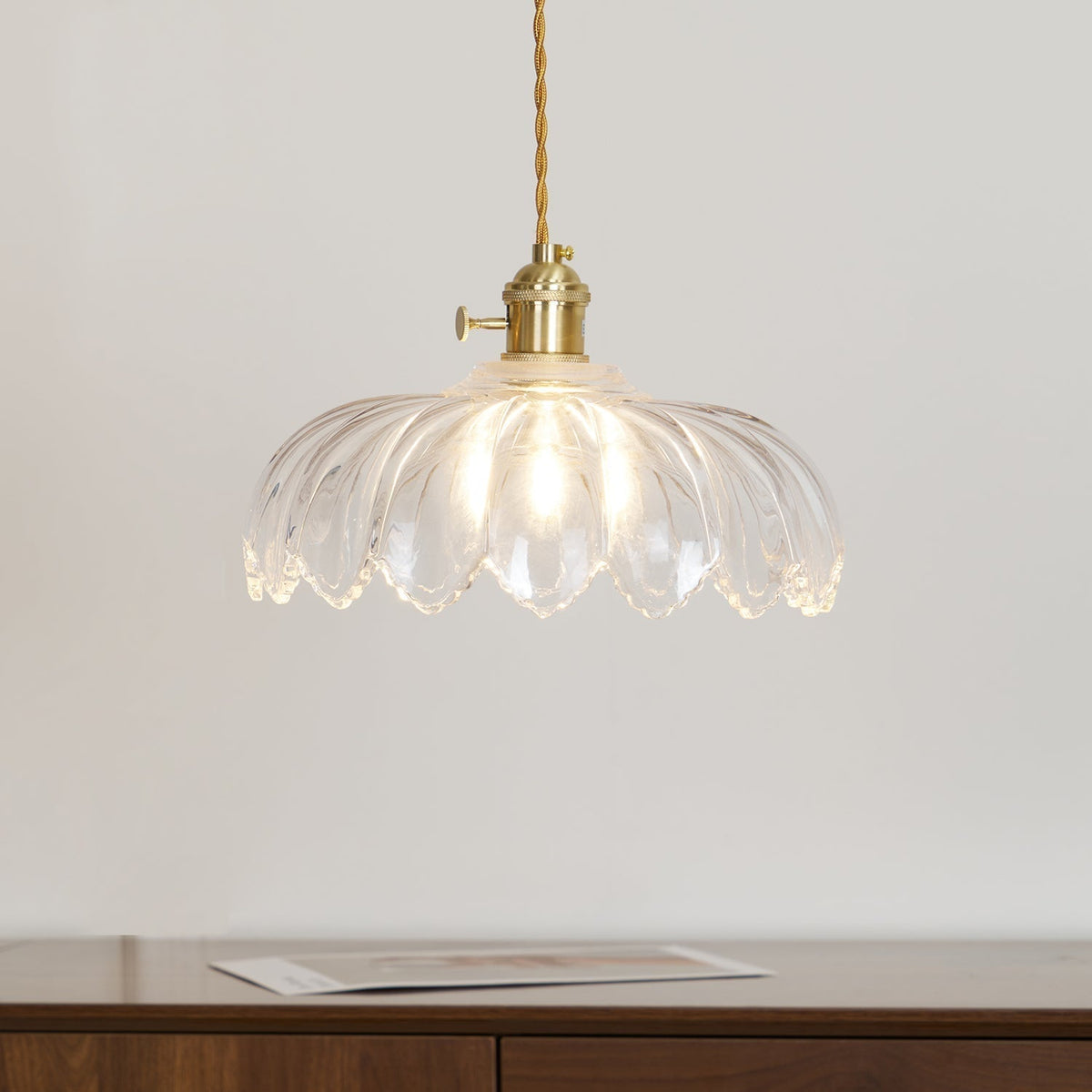Limea grön pendellampa i glas med blomdesign