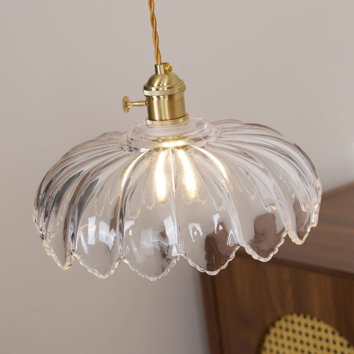 Limea pendellampe med grøn glasblomst