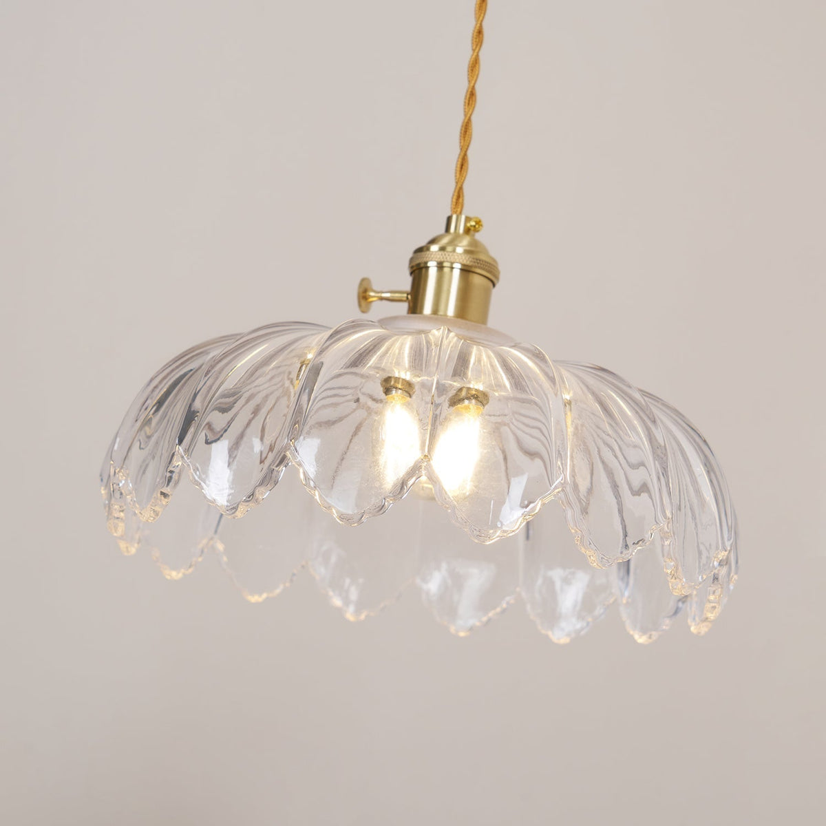 Limea pendellampe med grøn glasblomst