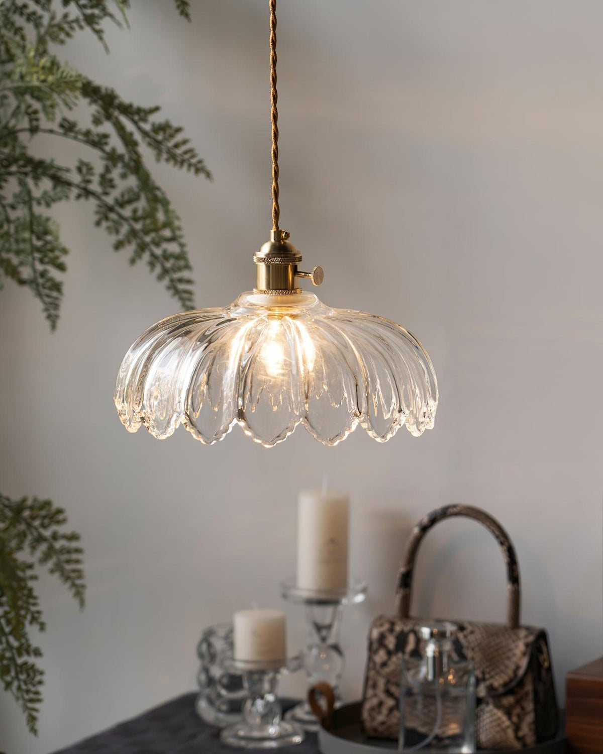 Limea pendellampe med grøn glasblomst