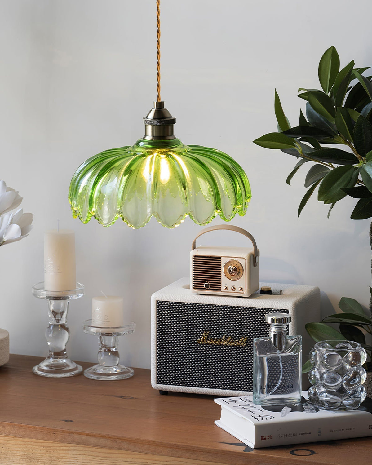 Limea pendellampe med grøn glasblomst