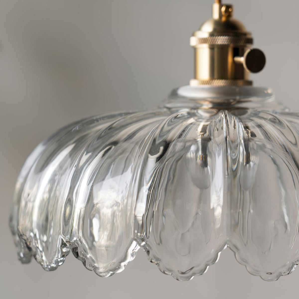Limea pendellampe med grøn glasblomst