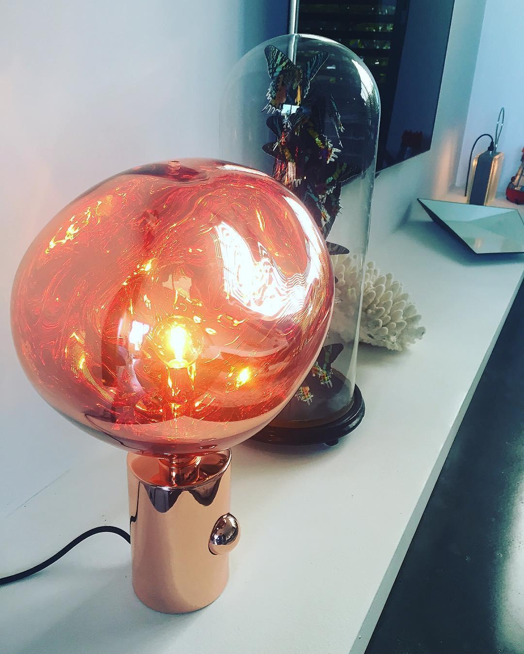Velan kunstnerisk bordlampe