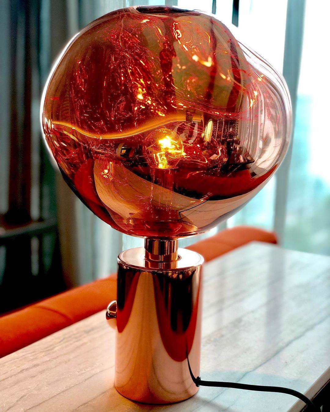 Velan kunstnerisk bordlampe